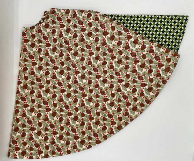 Pinecone Print on Green and White Pattern Christmas Tree Skirt