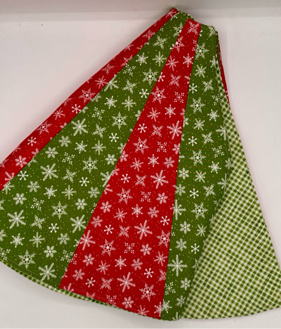Green and Red Wedge Christmas Tree Skirt
