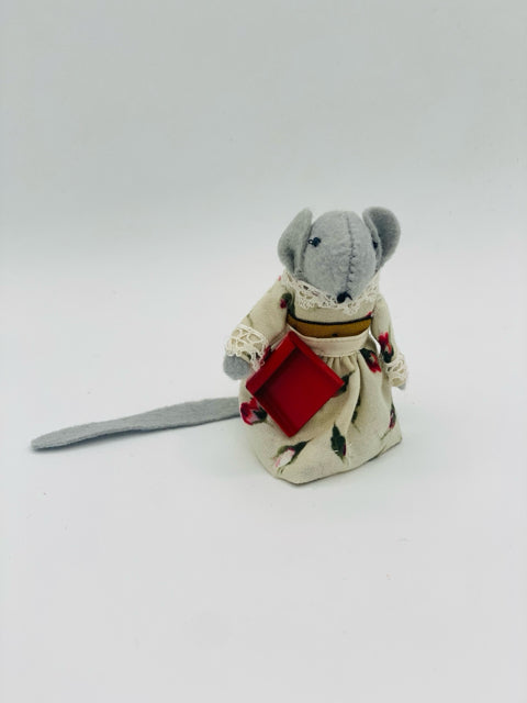 Housekeeper Mouse with Dustpan